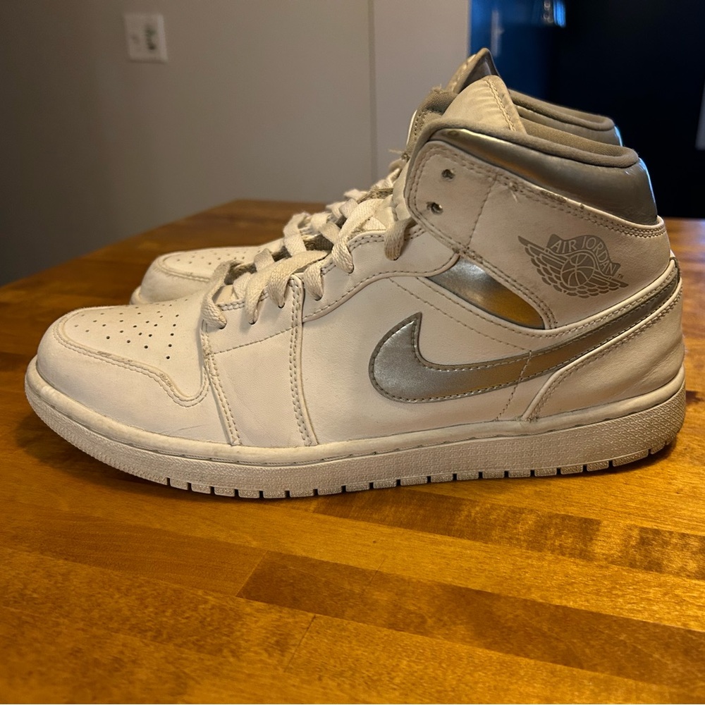 Nike Jordan men’s size 10.5 white and silver